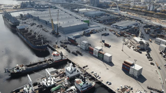 Llegar a buen puerto (Los conflictos que atraviesa y los avances que se vienen en el Puerto de Montevideo)