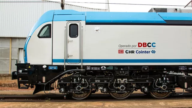 52 camiones en un solo tren (DBCC Transport ya movió 3,8 millones de toneladas por el Ferrocarril Central)