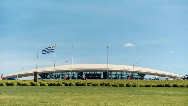 En 10 años Carrasco creció en cantidad de asientos y pasajeros, pero con menos frecuencias (el aeropuerto proyecta cerrar con 2,8 millones de lugares el 2026)