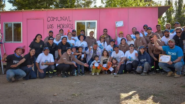 Softys suma 3.640 horas de voluntariado y ya construyó 157 baños junto a TECHO en Uruguay